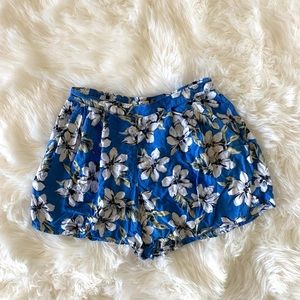 Hollister floral shorts in size small